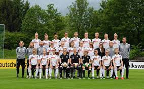 Die deutsche nationalmannschaft der frauen bekommt wohl eine neue übungsleiterin. Frauen Wm Deutsche Frauen Nationalmannschaft In Frankreich Angekommen