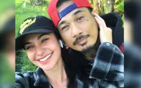 Namun akhirnya pria itu meminta maaf kepada nora. Menanti Kebebasan Jerinx Sid Nora Alexandra Ungkap Harapan Mendalam Sebagai Seorang Istri