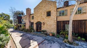 Inside prince harry and meghan markle's new $14.7 house the couple is reportedly excited to raise archie on their expansive new property, which also features a children's cottage and a two. Ist Diese Villa Das Neue Luxus Heim Von Meghan Und Harry Promiflash De