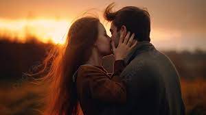 زوجين التقبيل أمام غروب الشمس في أحد الحقول, صور رومانسية لرجل وامرأة صورة  الخلفية للتحميل مجانا