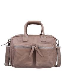 With brands like cowboysbag, eastpak, fjällräven and xd design you will find your perfect match. The Little Bag Elephant Grey Cowboysbag