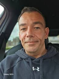 Man seeking relationship partner for dancing