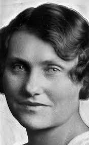 Louise Everett's Instagram, Twitter & Facebook