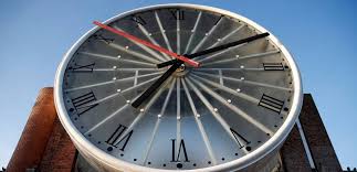 ¿cuántas horas se habrá adelantado en 27 días? Cambio De Hora De Marzo De 2019 Se Adelanta O Se Atrasa El Reloj Mi Dinero Cinco Dias