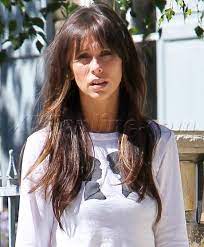 Spritz damp roots with volumizing spray and blow dry using a round brush to lift hair up at the roots. Angry Jennifer Love Hewitt Boy I Wish I Looked As Cute As She Does When I M Angry Lol Jennifer Love Jennifer Love Hewitt Hair Styles