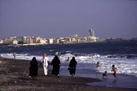 لا اله الا انت سبحانك اني كنت من الظالمين بالانجليزي Photo Of South Yemen Gulf Of Aden Yemeni Man With 3 Covered Women On The Beach Of Al Mukalla Yemen Yemeni Sanaa Jem South Yemen Yemen Travel And Tourism