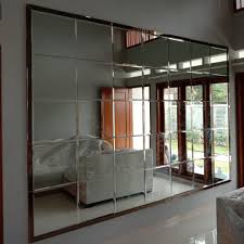 Oleh karena itu, supaya suasana kamar lebih hidup dan intim, kamu bisa coba menaruh kaca cermin yang seharusnya digantung di dinding menjadi di area lantai. Pemasangan Cermin Dinding Ruang Tamu Rumah Bu Nindi Di Sumber Solo Indo Glass Craft