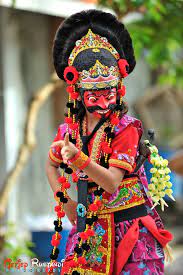 Anting merupakan properti alternatif yang bisa dipakai ataupun tidak dipakai, sesuai kebutuhan penari. Cirebon Mask Dance Mask Dance Traditional Dance Art Reference Poses