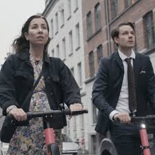 Sketchshow hvor du blandt andet får de nyeste datingtips, pinlige samtaler med veninderne, skarpe holdninger på kontoret og youtubernes guide til livet. Jesper Julie Pa Vej Med 33 Nyhed