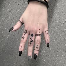 Take a looks at the amazing pictures below and get inspired for your first or next tattoos! Hand Tattoos Frauen Einfach Novocom Top