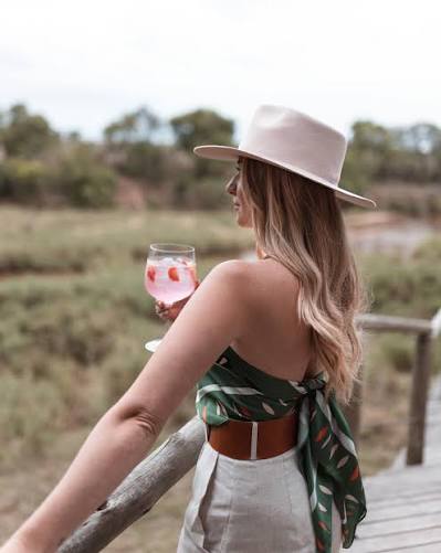 Summer & silk ☀️SAFARI FASHION INSPO 🐾 a few looks to inspire you to wear silk scarves as tops before winter arrives. We still have at least 2 months before the chill