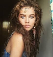 La sensual doble de Emilia Clarke, Daenerys Targaryen, se llama Rosie Mac