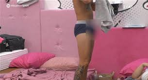 Στο σπίτι του big brother μπαίνω γιατί θέλω να δοκιμάσω τον εαυτό μου σε μια κατάσταση εγκλεισμού με άγνωστους ανθρώπους και θέλω να. Big Brother Salos Me Braki Kexagia Aytonomh8hke Pali 3exeilisan Oi Orxeis Toy Fwto Gossip Life