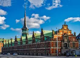 Der skal quizzes om kriser, konjunkturer og finanskonger, når adrian hughes tager ugens deltagere med til børsen i københavn. Borsen Enjoy The Tours