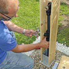 Sie suchen wasserhähne für den garten oder einen wasserhahn für ihren brunnen im außen bereich? Schluss Mit Schleppen So Installieren Sie Eine Wasserzapfsaule Im Garten Eine Garten Installieren In 2020 Wasserhahn Garten Wasserzapfsaule Garten Wasserzapfstelle