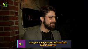 Büyüyen karnıyla ilk kez poz veren alkoçlar, fotoğrafını sahil tümseği notuyla paylaştı. Alp Navruz Iddia Edildigi Gibi Aslisah Alkoclar Ile Ask Yasiyor Mu Yakisikli Oyuncu Neler Soyledi Youtube