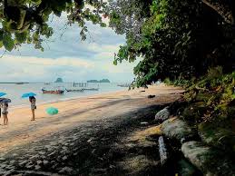 Often overlooked by tourists due to its rather hidden locale, this beach. Pantai Pasir Hitam 2 Foto Black Sand Beach Langkawi Tripadvisor