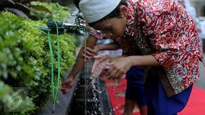 Lakukanlah tata cara wudhu seperti halnya akan berwudhu seperti akan melakukan sholat biasanya. Tata Cara Berwudhu Yang Benar Dan Doanya Sesuai Sunnah Hot Liputan6 Com