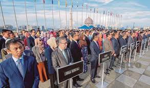 Etika kerja amat penting bagi penjawat awam kerana setiap kakitangan perkhidmatan awam perlu memiliki tingkahlaku yang baik sebagaimana dikehendaki oleh anggota masyarakatnya seperti bersikap positif, berdisplin, bertanggungjawab dsbnya. Penjawat Awam Digalak Lapor Salah Laku Di Agensi Masing Masing Ismaweb