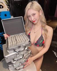 AYAKAさんのインスタグラム写真 - (AYAKAInstagram)「_ . . アタッシュタワー映える🍒 . . パリオン バーレスク東京  エンタメ活動を止めない あやかとxxx 撮影 グラビア ビジョビ 小悪魔ageha ヌード コスプレ モデル 手ブラ ギャル  撮影会 巨乳 私服 ...