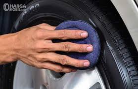 Ban merupakan salah satu komponen mobil yang memiliki peranan vital, yaitu sebagai penggerak, penentu keamanan, dan kenyamanan berkendara. Mengenal Bahan Semir Ban Mobil Pilih Yang Aman Ya