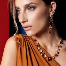 Buon compleanno Laura Ottaviani 🥰 Ti inviamo i nostri più sinceri auguri,  insieme a un grande riconoscimento di stima per il brand che rappresenti:  da sempre un'icona nelle case e negli outfit