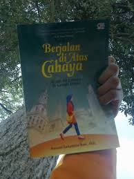 Resensi Buku Berjalan Di Atas Cahaya Kisah 99 Cahaya Di Langit Eropa Kompasiana Com