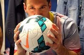 Lionel Messi Leo Besando La Pelota Luego De Un Hat Trick