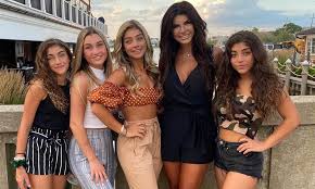 Kim depaola alleges that teresa giudice's new boyfriend has a history of cheating. Rhonj Teresa Giudice 48 And Four Daughters Pose In Photo Daily Mail Online