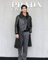 米蘭男裝周：金秀賢現身Prada 騷】Prada  新任品牌大使金秀賢，以一身時尚造型現身品牌男裝騷，他身穿皮革大褸內襯西褲，為型格造型注入優雅紳士氣息。 #金秀賢@soohyun_k216  #MilanFashionWeek #MensFashion #KimSooHyun #kdrama #koreandramas  #김수현#KimSooHyun #kpop ...