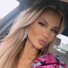 Monica Reznik (peacelovemoni)