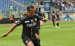 Parma traditionally play in a white shirt with a black cross through. Serie A Parma Sassuolo Probabili Formazioni Pronostico Dove Vederla In Tv E Streaming Calcionewsweb
