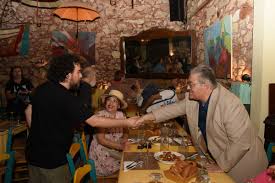 Την άφησε αστεφανωτη ο μάκης! Sthrizoyme To Kke On Twitter Ston Peiraia Ligo Prin Anoi3oyn Oi Kalpes O D Koytsoympas Mazi Toy O 8anos Mikroytsikos O Kwstas Kazakos H Elenh Gerasimidoy H Elenh Rantoy O Sta8hs Drogwshs