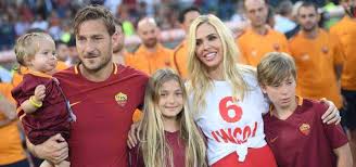 Le foto del viaggio in famiglia. Cristian Chanel E Isabel Totti Figli Ilary Blasi E Francesco Spero Siano Liberi