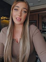 Anna Flach's Instagram, Twitter & Facebook