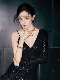 Cổ lực na trát được mệnh danh là mỹ nhân tân cương đẹp nhất cbiz bởi có nét đẹp hài hòa, sắc sảo và đạt chuẩn vàng, nét đẹp mà địch lệ nhiệt ba, đồng lệ á đều sau khi đỗ vào trường học viện điện ảnh bắc kinh, khoa diễn xuất vào năm 2011, cổ lực na trát bắt đầu phát triển nghiệp diễn. Cá»• Lá»±c Na Trat Ä'ap Tráº£ Fan Ham Má»™ Khi Bá»‹ Phan Nan Báº¡n Diá»…n Nam Khong Ä'áº¹p