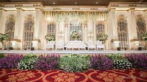 Dekorasi pernikahan jawa modern dengan gebyok putih. Berbagai Inspirasi Dekorasi Pernikahan Indoor Dari Minimalist Hingga Luxury