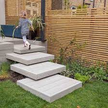 een prachtige oplossing voor het hoogteverschil in deze tuin een zwevende trap millboard heeft een rubberen toplaag waard tuin tuintrap tuin aan het water
