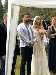 La un an de cand ducu ion si diana dumitrescu au surprins pe toata lumea cand au decis sa divorteze. ActriÈ›a Diana Dumitrescu NuntÄƒ CampeneascÄƒ Dcnews