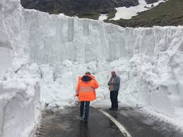 Oficial, transfagarasanul (dn7c) va fi redeschis circulatiei pe 30 iunie 2011. Zapada De Pe Transfagarasan Are 5 Metri Inaltime Desi E Sfarsitul Lunii Mai Cnair Pregateste Soseaua Pentru Redeschidere Stirileprotv Ro