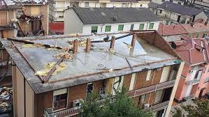 Molte nubi al nordest, precipitazioni occasionali, più sole altrove. Meteo Piemonte E Lombardia Ingenti Danni Per Temporali Di Forte Intensita Grandine E Vento Devastano Anche Edifici Meteo Giornale