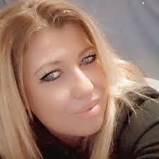 Amanda Minton's Instagram, Twitter & Facebook