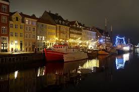 Explore the world of royal copenhagen porcelain, enjoy the stories of the centuries old brand, and have your presents stylishly wrapped as only royal copenhagen can do it. Hippe Hauptstadt Der Hygge Kopenhagen Zur Weihnachtszeit Kindamtellerrand
