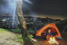 Memiliki ketinggian 1.547 mdpl dengan trek pendakian ringan, ditambah pemandangan alam yang istimewa. Indahnya Malam Di Gunung Putri Lembang