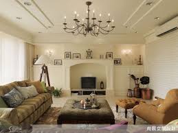 例如 本案在客廳的規劃上採取較素雅而沉穩的白色搭配駝色系 以及對稱的壁爐造型與質感華麗細緻的水晶燈 讓人感受到空間不凡的氣質 home decor interior design home