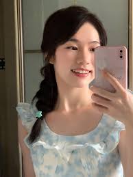 Beautifully Colored Serving Pieces that complement many vibrant dishwear  designs. Fine Porcelain in excellent condition. Welcome to inquire WeChat：  151 6649 3730 WhatsApp：+86 151 6649 3730