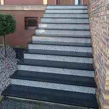 Il faut donc percer des trous dans le ciment, pour y mettre des ancrages qui seront solidement insérés dans le béton de l'escalier. Escalier Exterieur Et Blocs Marches Les Materiaux