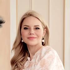 Which one is your favorite of these? Let me know your heart color in the  comments👇🏻 1-Regina Della Moda🧡 2-Esmeralda💚 3-Euphoria❤️ 4-Opulence🖤  For more art visit www.wendybuiter.com