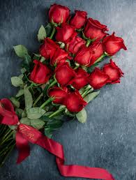Ideale per san valentino, per gli anniversari o per dichiarare il proprio la rosa rossa indica esattamente il momento in cui la persona si è accorta di essersi innamorata, il mazzo di rose rosse viene composto con fiori. Bouquet Di Rose Rosse Sul Tavolo Foto Gratis