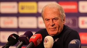 Mustafa denizli bayram tatilini eşiyle birlikte prag'ta geçirdi. Mustafa Denizli Kayinbiraderine Actigi Davayi Kazandi